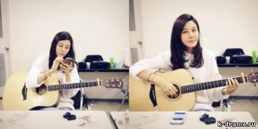 Ким Ха Ныль играет на гитаре.